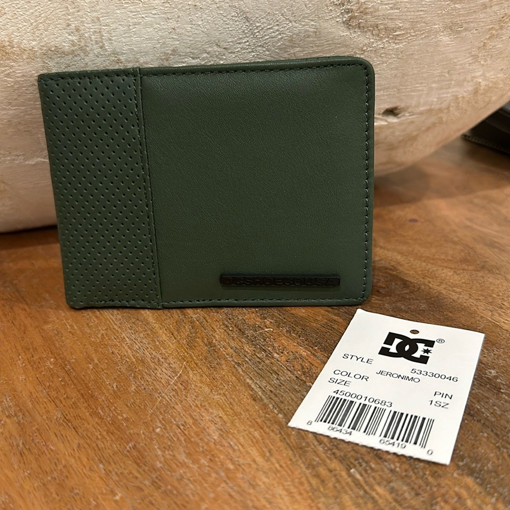 BRAND NEW: DC Shoe Co. Wallet